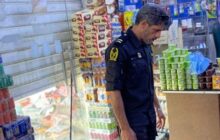 الحرس البلدي سرت يغلق محل لبيع المواد الغذائية بالشمع الأحمر