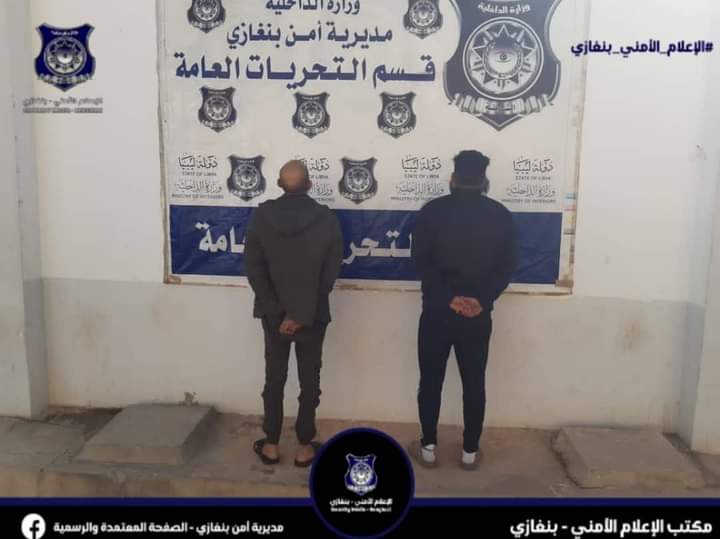 بنغازي| القبض على شخصين سرقا أموالاً وصكوكاً مصدقة من صالة بيع مواد غذائية