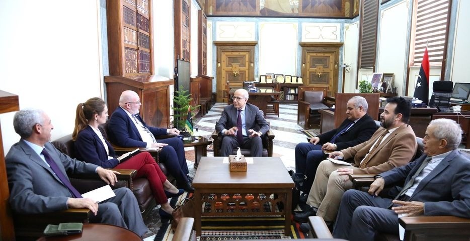السفير البريطاني يشيد بدور المصرف المركزي في دعم الاستقرار المالي للدولة الليبية