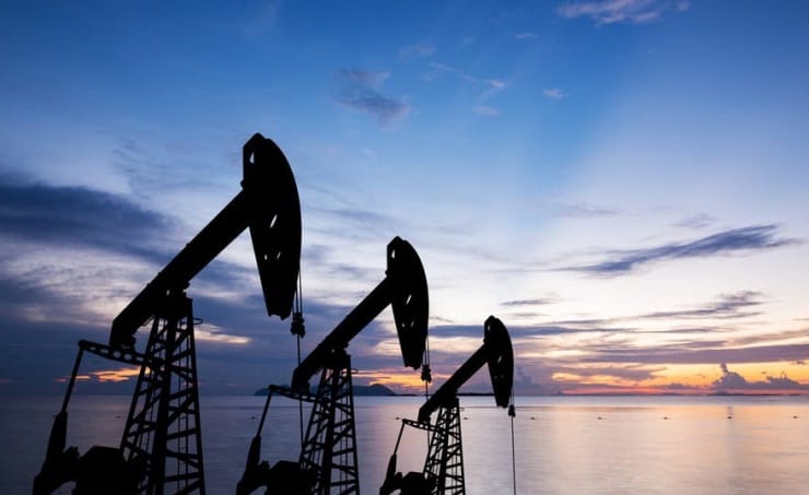 تباين أسعار النفط متأثرة بمخاوف بشأن الطلب