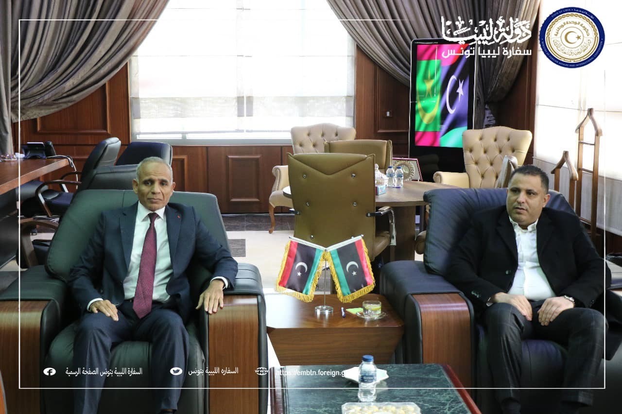 القائم بأعمال السفارة الليبية بتونس يبحث تطوير العلاقات مع السفير الموريتاني
