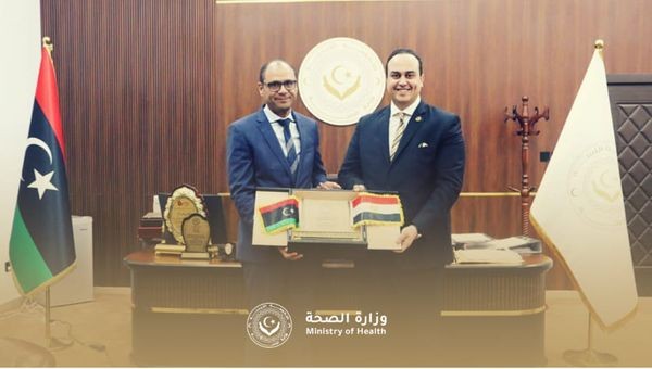 رئيس هيئة الرعاية الصحية بجمهورية مصر يقدم درع شكر وتقدير إلى وزير الصحة