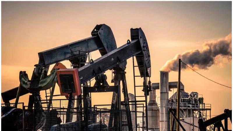 النفط يستهل العام الجديد بقفزة 1%