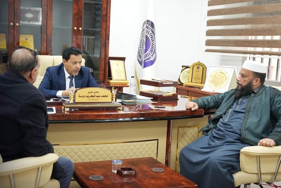 وزير الموارد المائية يبحث تزويد بلدية مرادة بخط مياه جديد