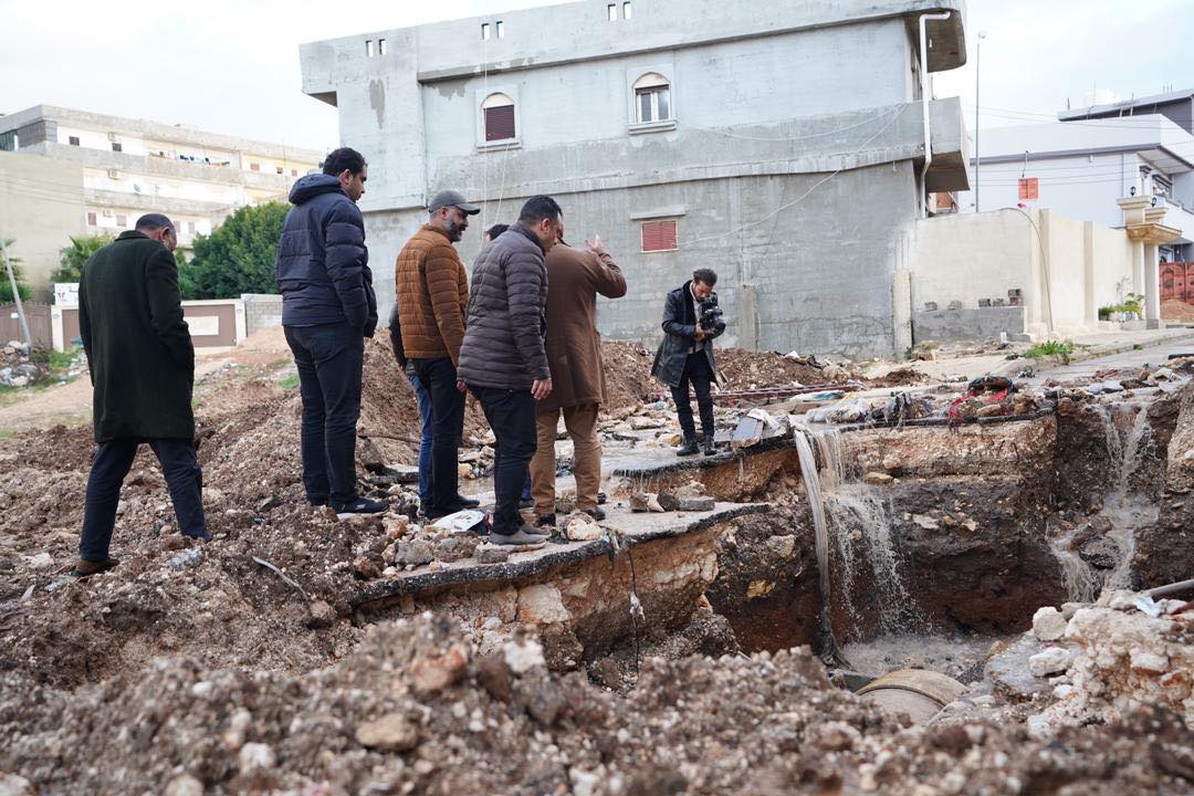 وزارة الحكم المحلي ولجنة إعادة الإعمار والاستقرار تبحثان إنشاء عبّارات وصيانة للطرق بمدينة البيضاء