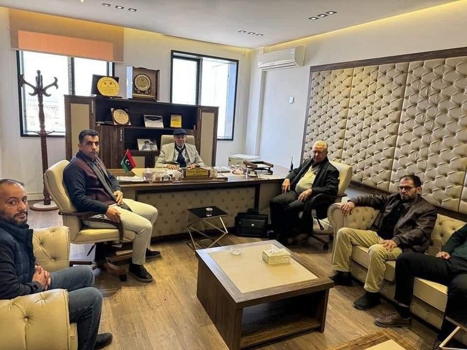 وزير الخدمة المدنية يبحث سير عمل مكاتب الوزارة في توكرة والأبيار وسلوق  