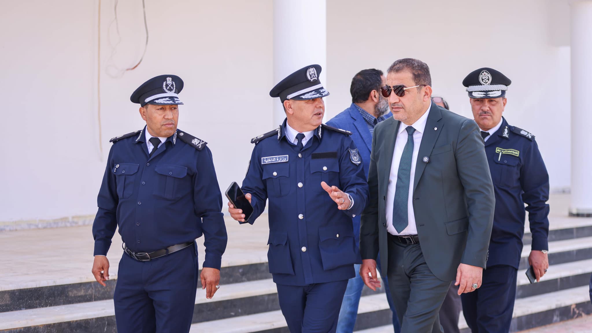 وزير الداخلية يتفقد سير العمل الأمني في منفذ أمساعد الحدودي