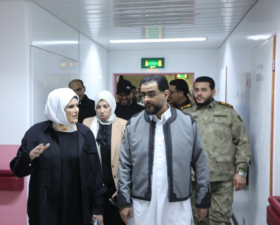 جولة حكومية لمركز بنغازي الطبي لمتابعة عمليات إصلاح اعوجاج العمود الفقري