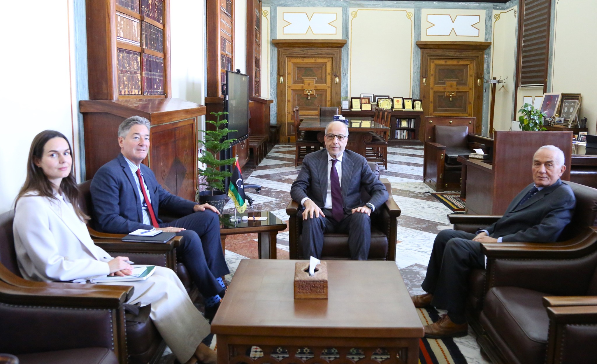محافظ المصرف المركزي يبحث التعاون الاقتصادي مع سفير ألمانيا لدى ليبيا