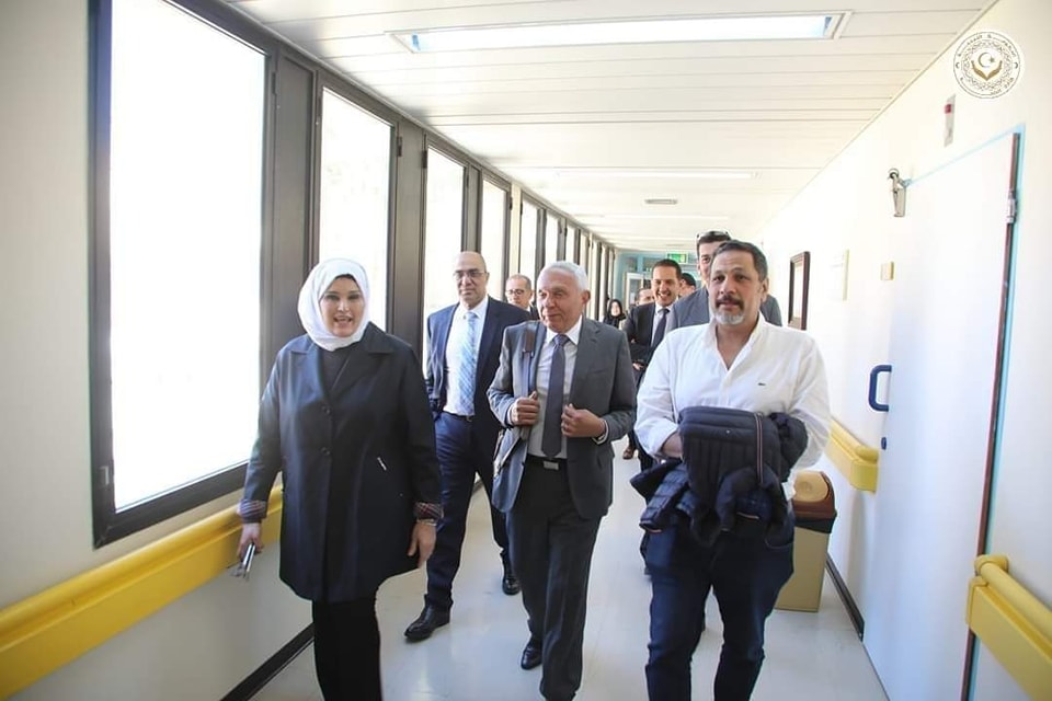 وفد مصري يزور مركز بنغازي الطبي لدراسة إمكانية إجراء عمليات زراعة النخاع الشوكي في ليبيا
