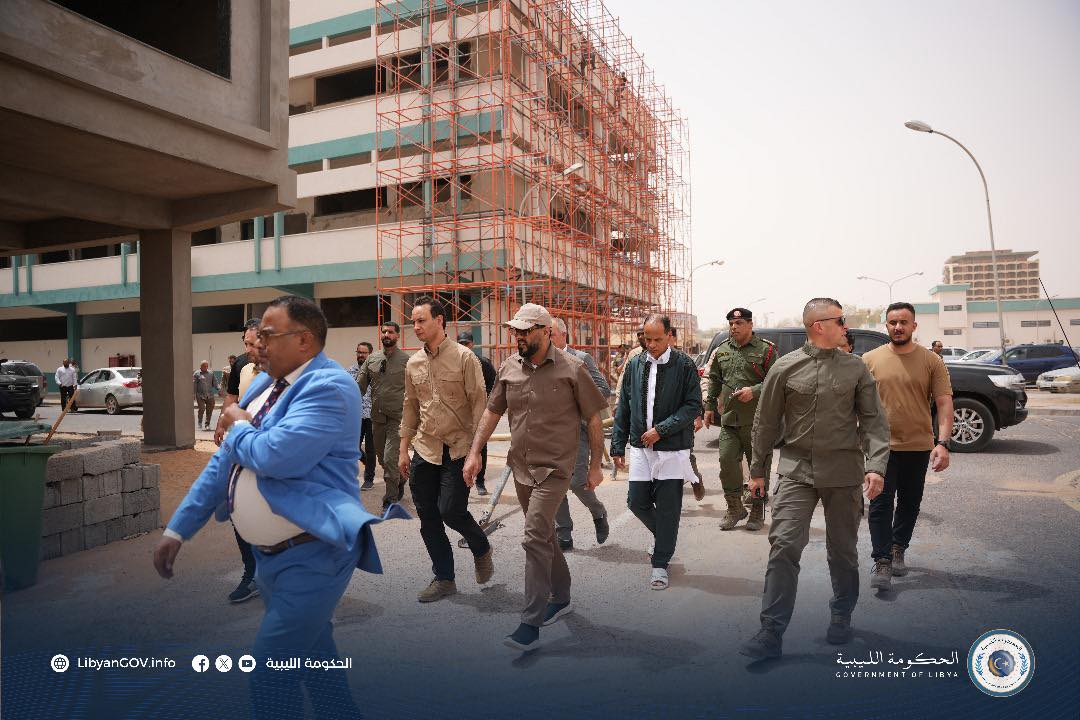 رئيس الحكومة الليبية يجري زيارة تفقدية لمركز سبها الطبي