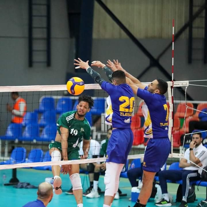 طائرة النصر الليبي تبلغ دور الثمانية بتفوقها على وولڤز الزيمبابوي