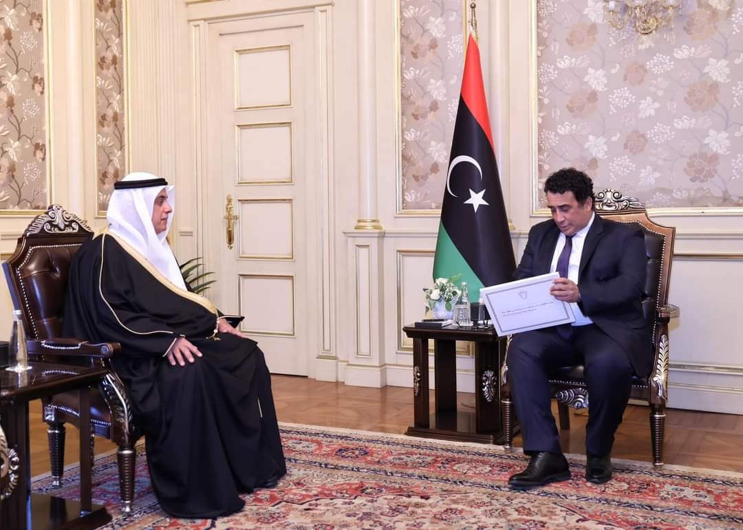 المنفي يتسلم دعوة من ملك البحرين لحضور القمة العربية بالمنامة