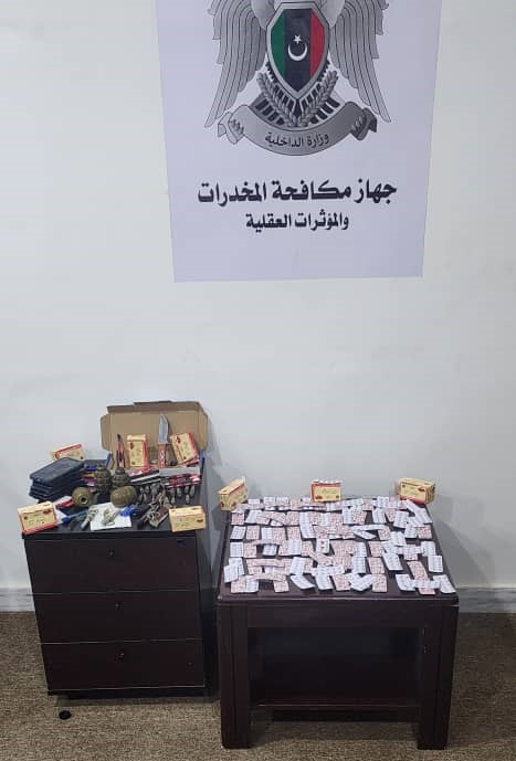 القبض على أحد أفراد عصابة متخصصة في بيع وشراء الأقراص المهلوسة في بنغازي