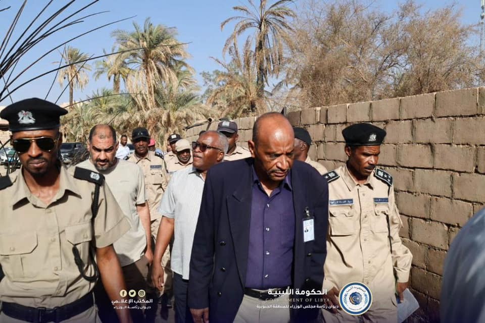 رئيس ديوان المنطقة الجنوبية يتفقد مزارع النخيل التي شب فيها الحريق بمنطقة تراغن