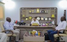 العابد يبحث سُبل تطوير آليات العمل مع مديري مكاتب بنت بية والغريفة