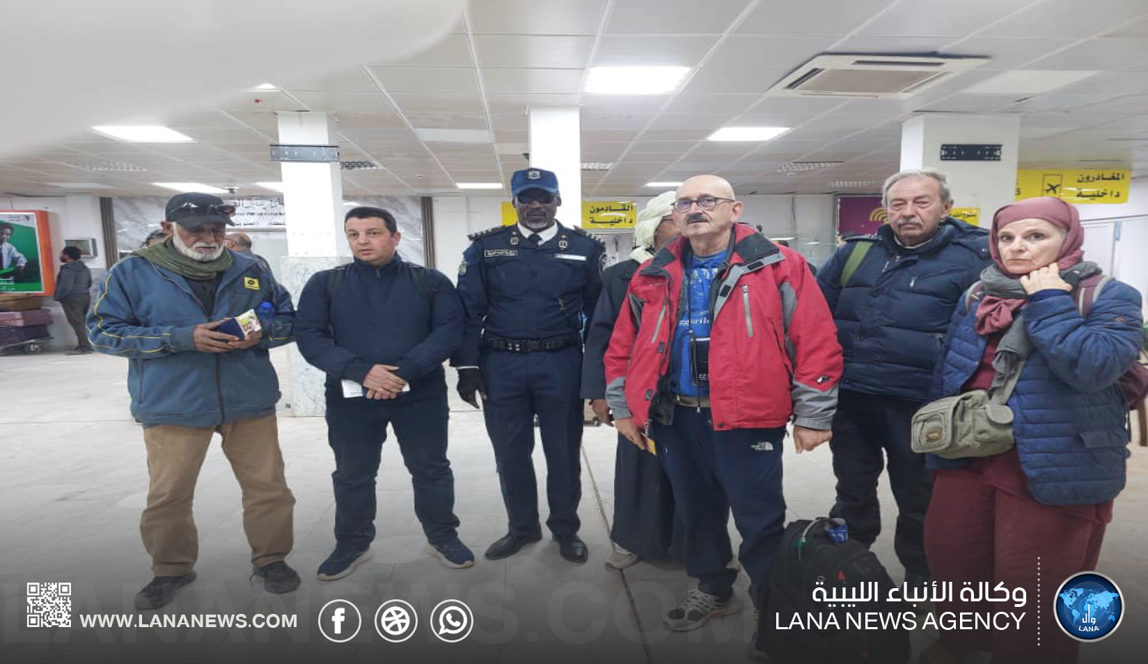 سُيّاح إيطاليون يزورون البحيرات وأبار المياه الطبيعية في سبها