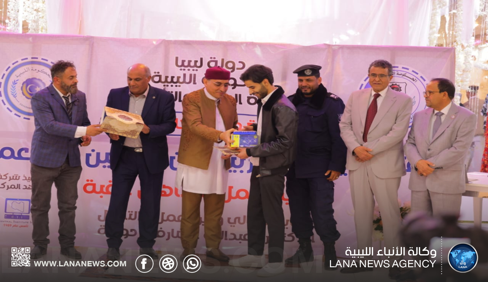 وزارة العمل والتأهيل تحتفل بتخريج المتدربين الباحثين عن العمل ببلدية القبة