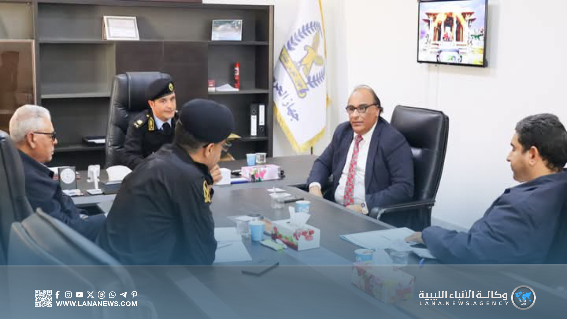 عميد بلدية سرت يناقش آلية حصر الأنشطة التجارية مع جهاز الحرس البلدي