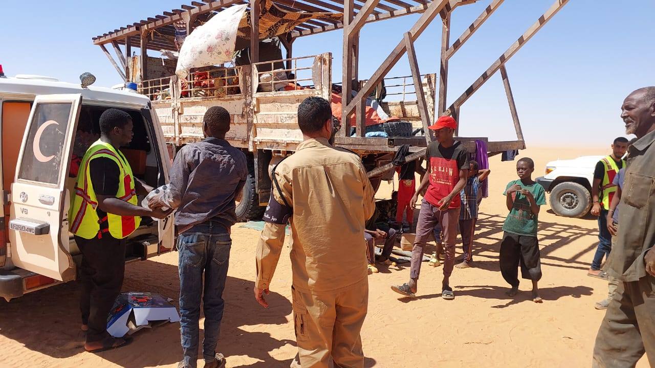 جهاز الإسعاف بالكفرة ينقذ 25 سودانياً كانوا عالقين في الصحراء الليبية