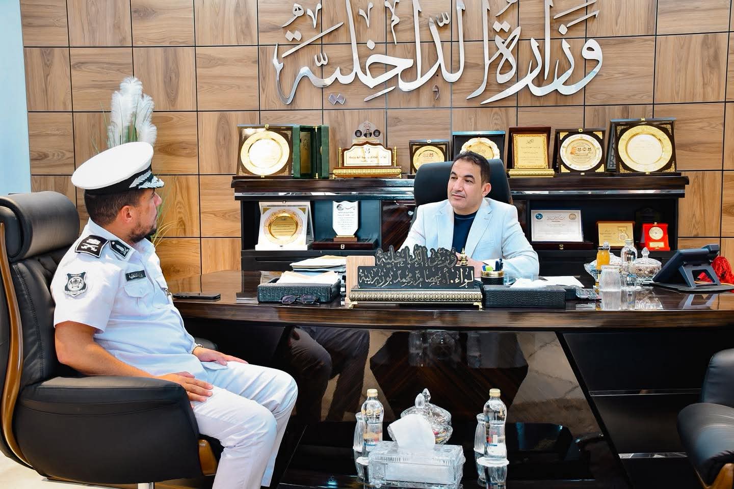 وزير الداخلية يُتابع أداء الإدارة العامة للمرور 