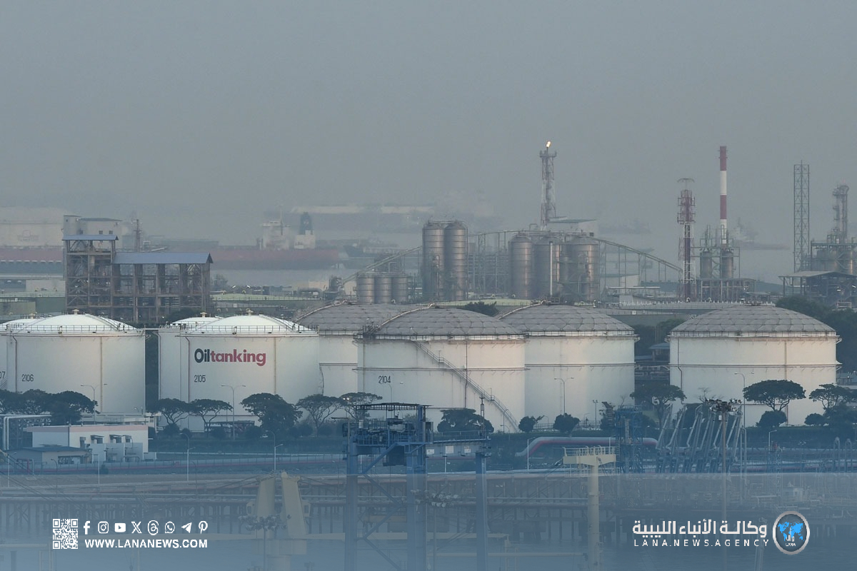 النفط يهبط وسط مخاوف تراجع الطلب وتزايد الإمدادات العالمية