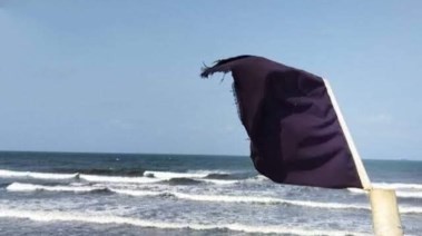 الإنقاذ البحري يحذر من السباحة ويرفع الرايات السوداء على السواحل الليبية