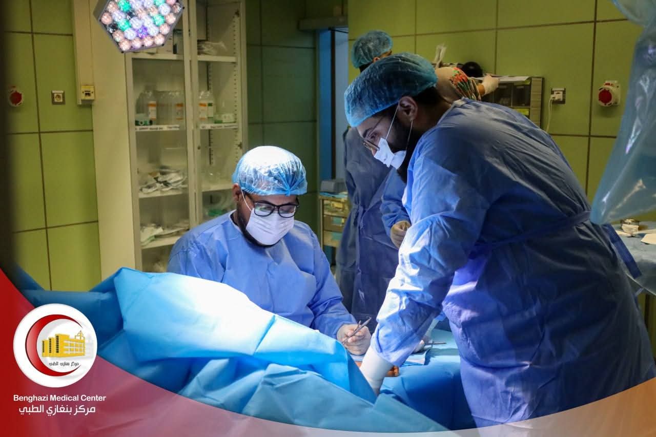 27 عملية جراحية ناجحة في يوم واحد ببنغازي الطبي