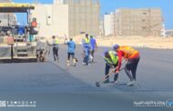استكمال رصف شارع عمر المختار في درنة بإشراف صندوق الإعمار