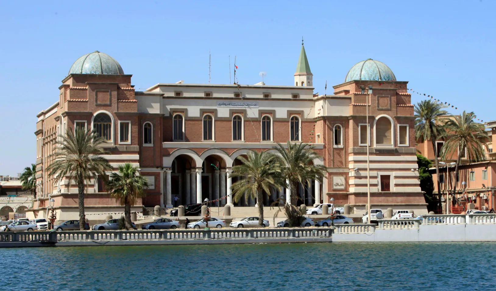 المصرف المركزي يرفع أسقف تحويل الأموال عبر خدمة الدفع الإلكتروني