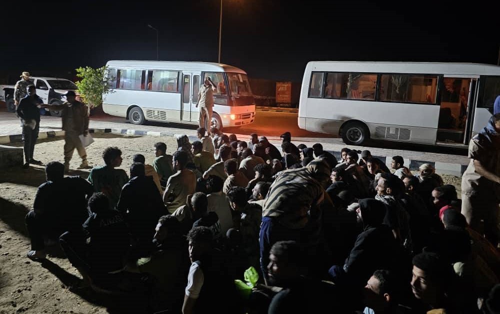 ترحيل مهاجرين مصريين غير نظاميين عبر منفذ امساعد البري