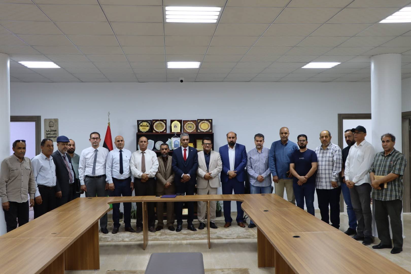 أساتذة من جامعة سرت يكرّمون رئيس الجامعة ويتفقدون مجمع القاعات الدراسية الجديد