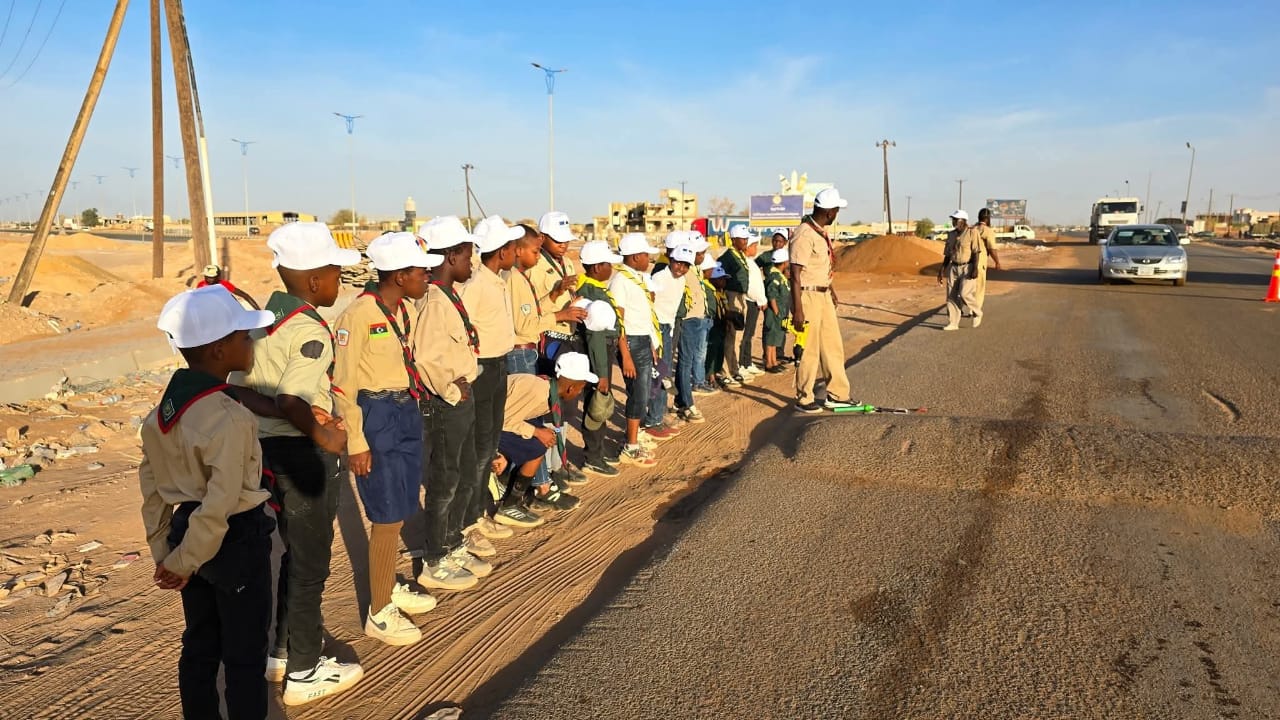 كشاف الكفرة يوسّع حملة العواكس لتشمل طريق بوزريق