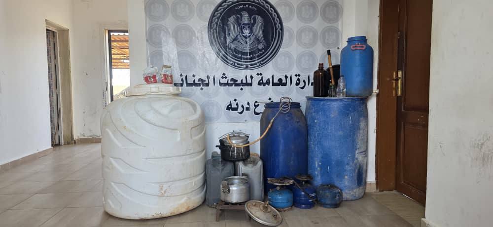 البحث الجنائي درنة يداهم مصنع خمور ويضبط مواد مسكرة ومخدرات في الفتائح
