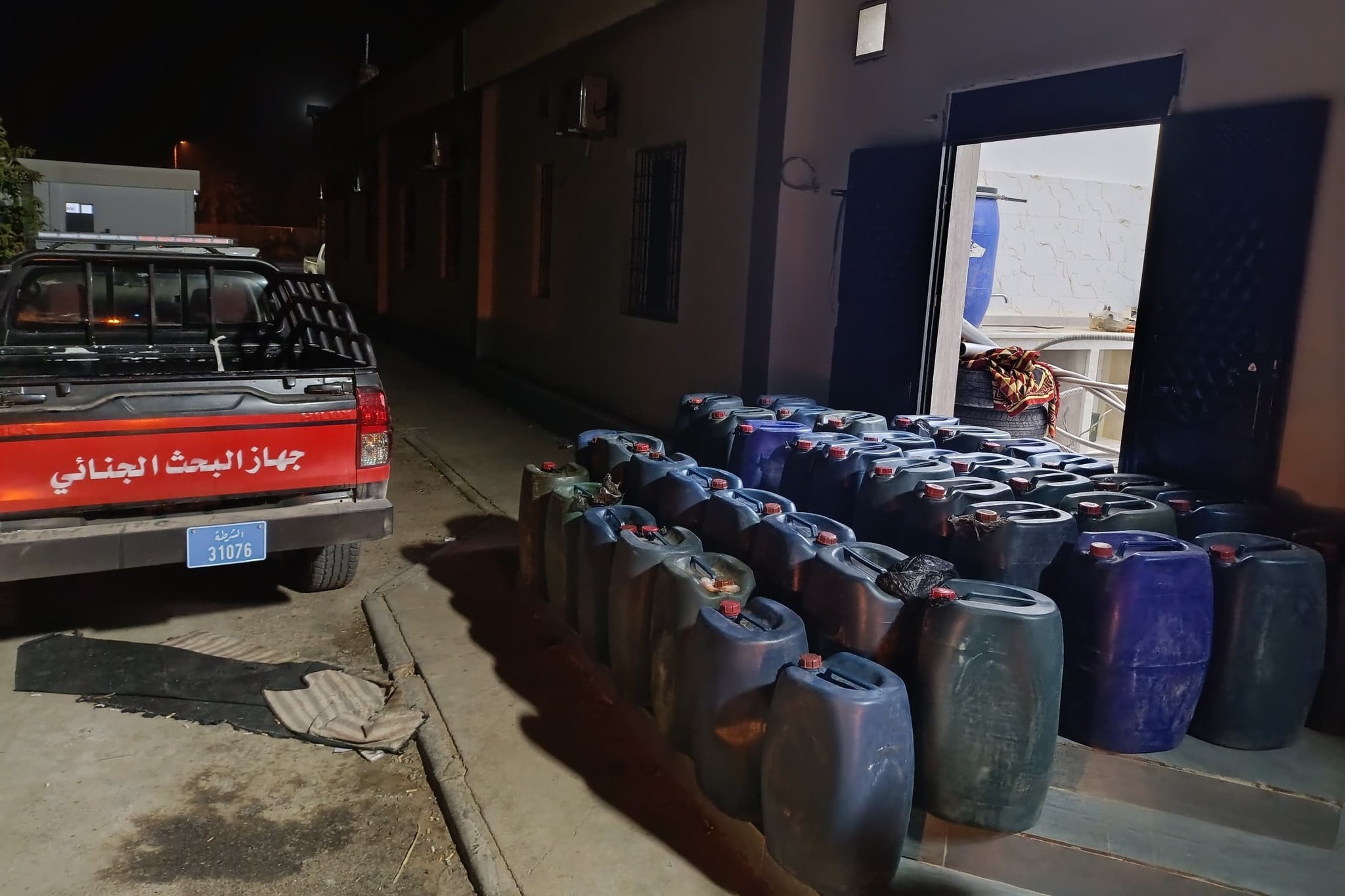 البحث الجنائي بالواحات يضبط كمية من الوقود كانت معدة للتهريب