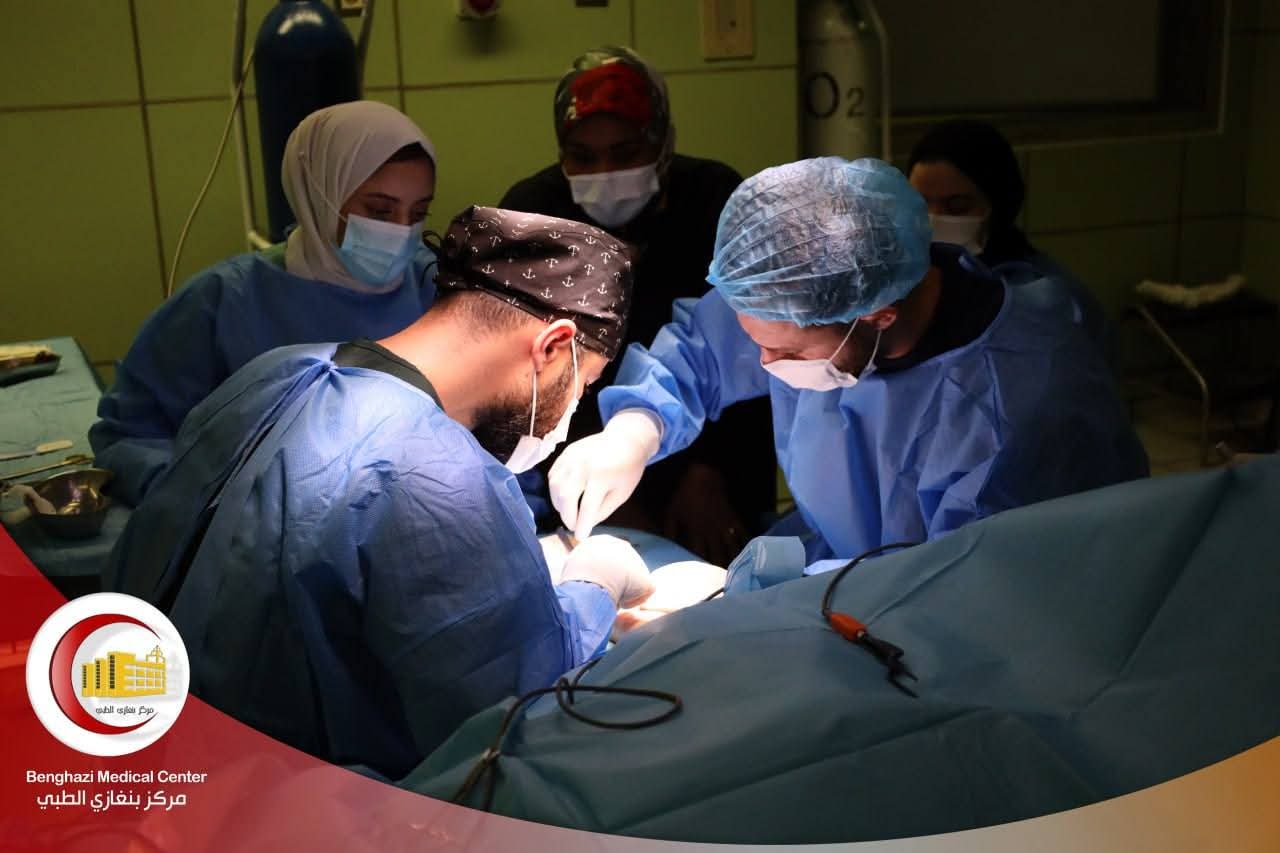بنغازي الطبي يجري عدة عمليات جراحية دقيقة ناجحة 