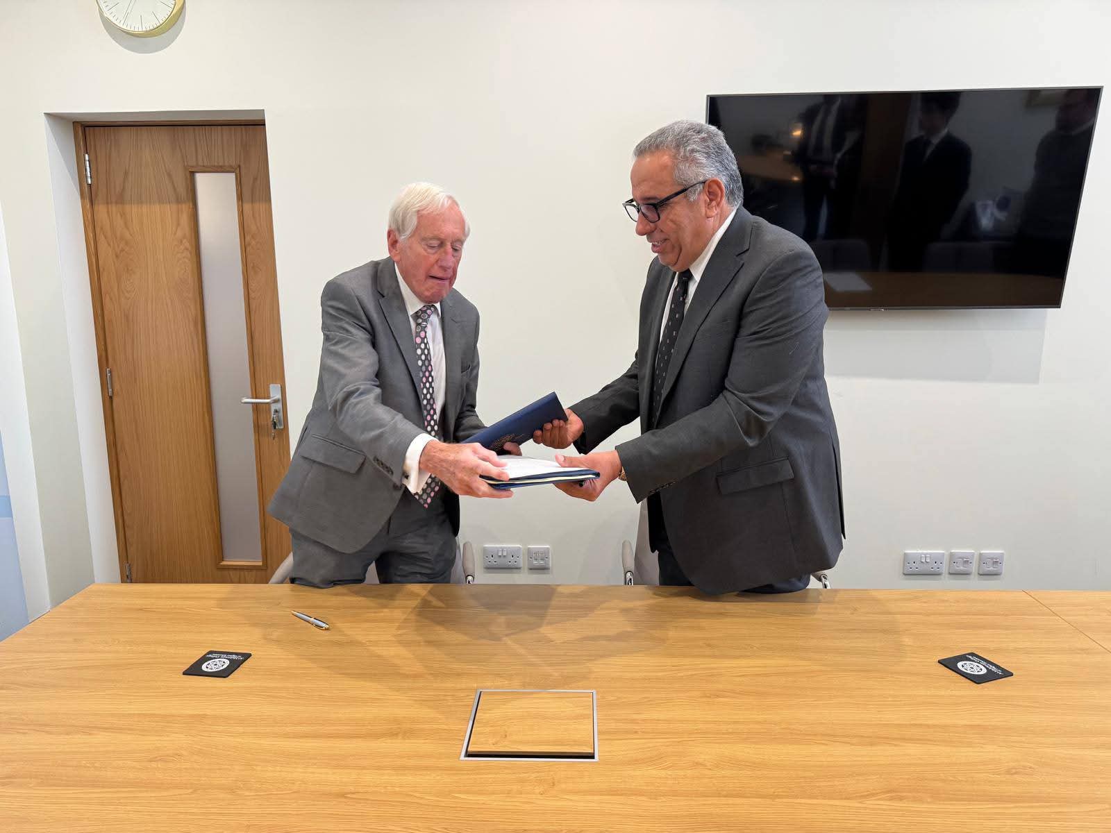 تعاون ليبي بريطاني في مجالات الاستشارات والتدريب