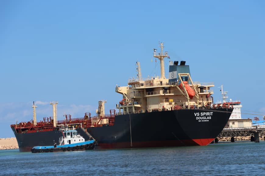 وصول ناقلة بنزين إلى ميناء جليانة لتوفير الوقود المحلي