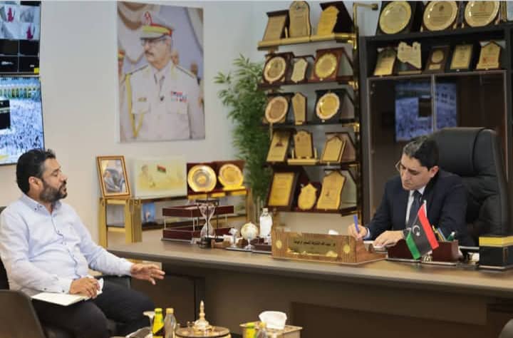 وزير العمل يوجّه بتنفيذ قرار إعادة تنسيب العاملين الوطنيين