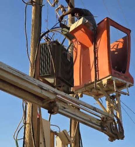 تركيب محول كهربائي جديد في منطقة قنفودة ببنغازي 