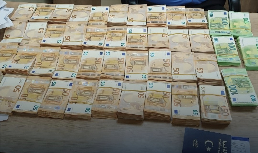 الجمارك تُحبط تهريب ربع مليون يورو عبر مطار معيتيقة الدولي