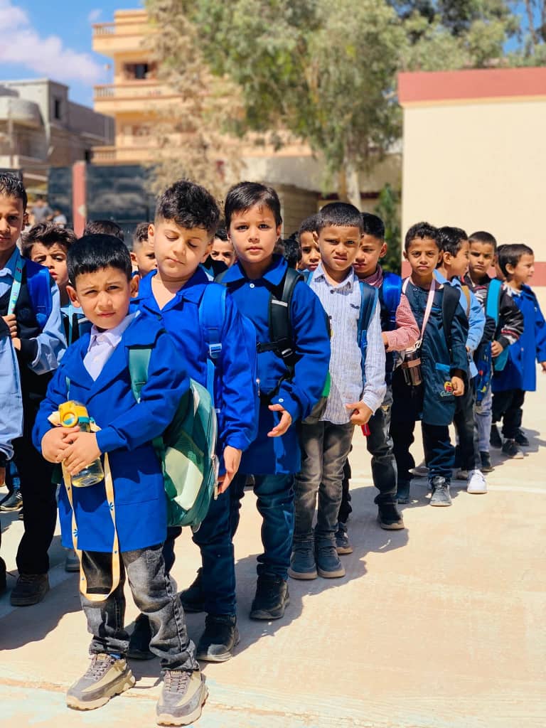  مدارس الأبيار تواصل الدراسة وسط تحديات نقص الكتاب المدرسي