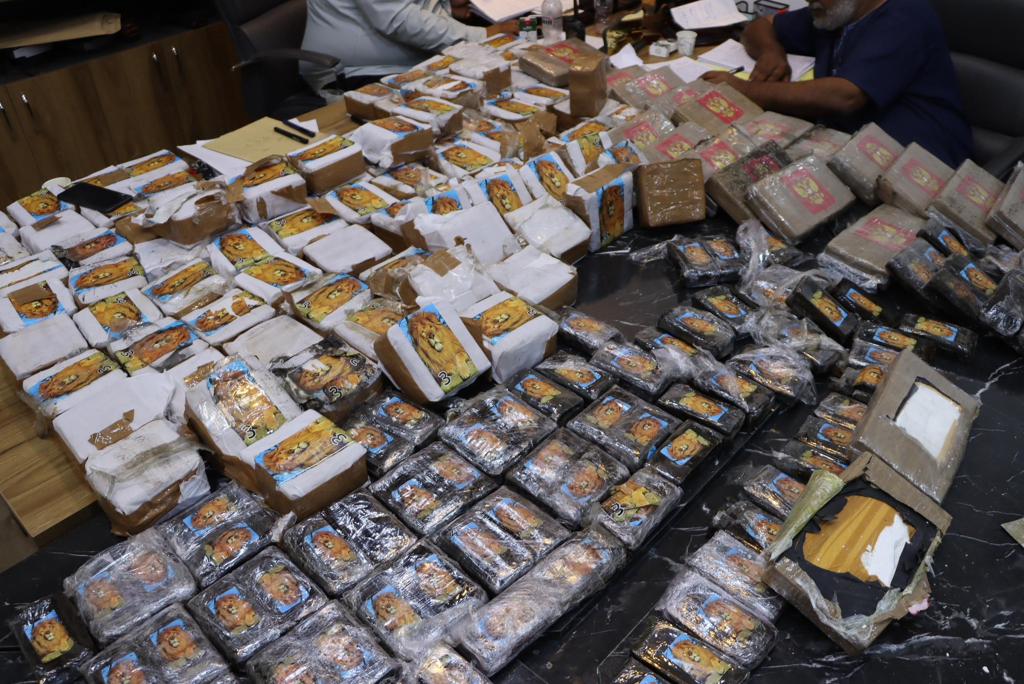 جهاز البحث الجنائي بطبرق يضبط «142» كجم من المخدرات