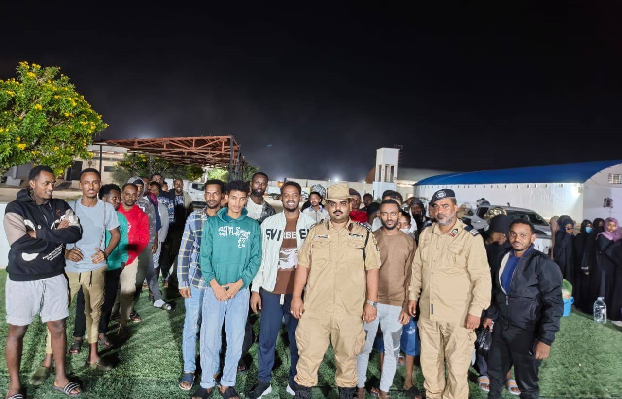 ترحيل (140) مهاجراً من مدينة بنغازي بينهم نساء وأطفال