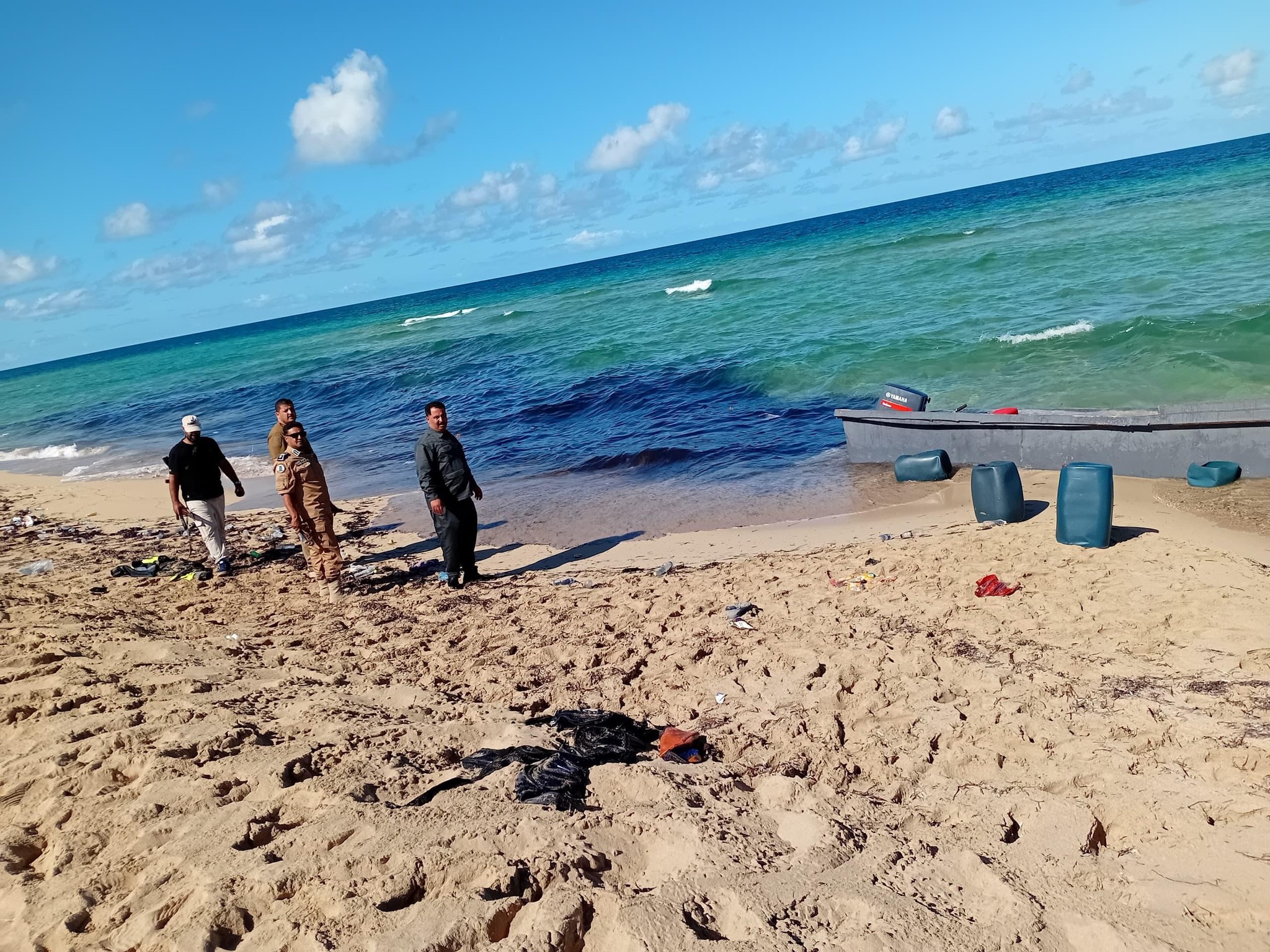 إحباط محاولة هجرة غير شرعية وضبط 35 مهاجرًا شرق بنغازي