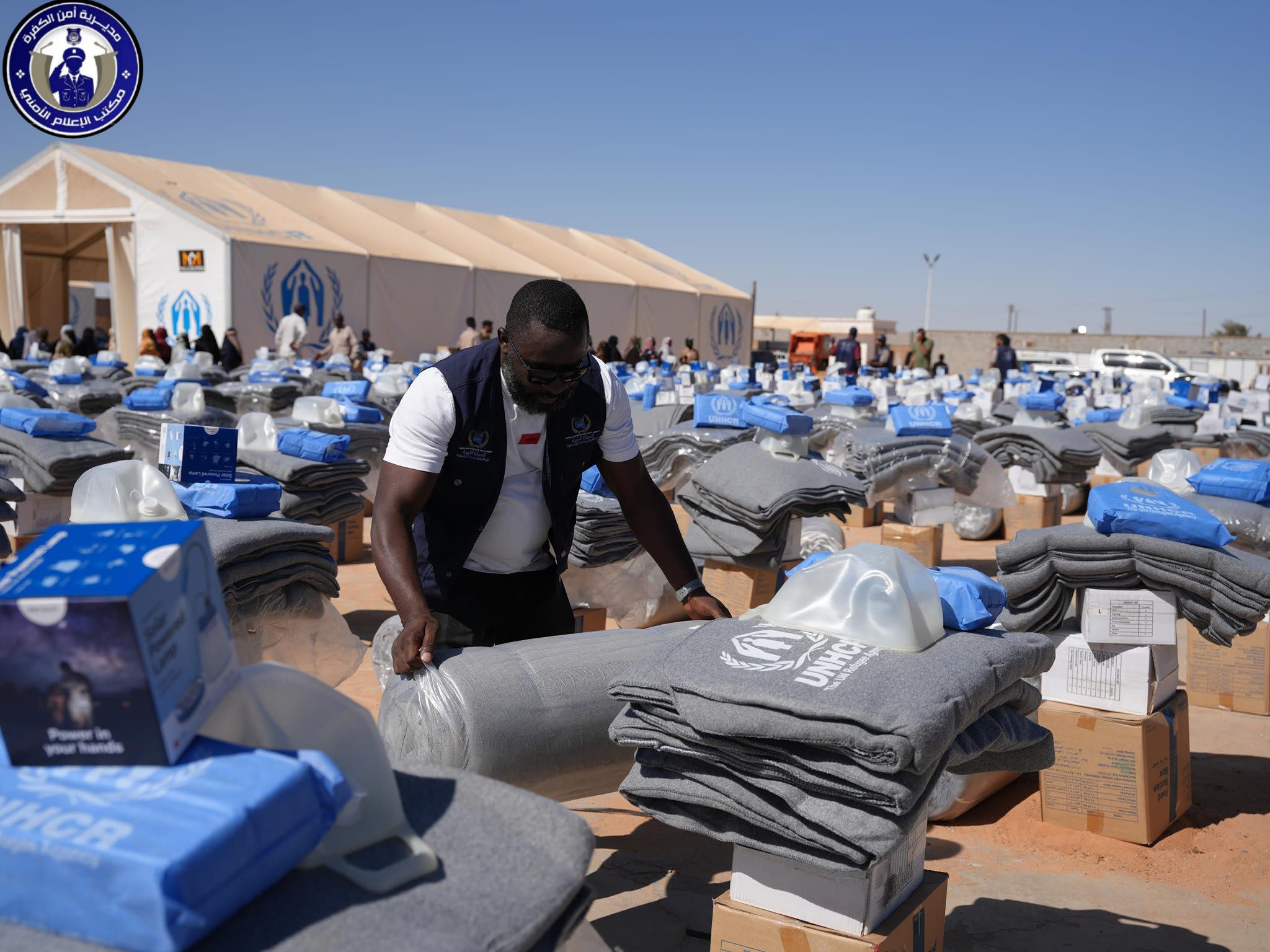 تواصل توزيع المساعدات الإغاثية للعائلات اللاجئة بالكفرة