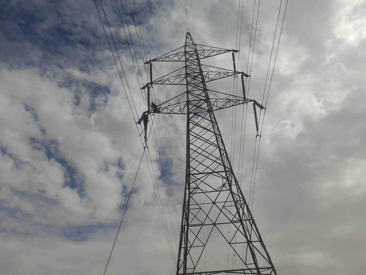 فرق الصيانة تعيد استقرار الكهرباء بدائرة القوارشة / مراوة 220 ك.ف