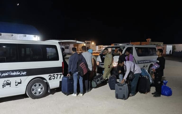 ترحيل 18 مهاجرًا بينهم 15 مصابًا بالكبد الوبائي في بنغازي 