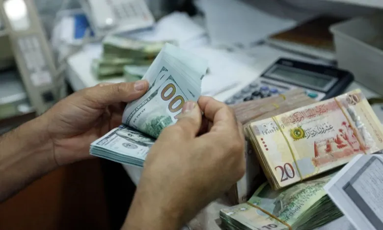 تباين أسعار العملات في السوق الرسمية وارتفاع طفيف للدولار