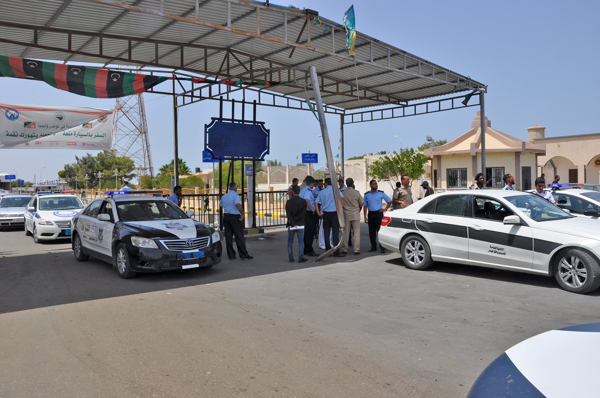 استئناف حركة العبور بمنفذ رأس أجدير بعد توقفها لساعات